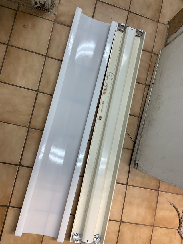 4 feet fluorescent light