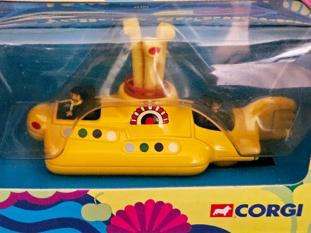 Corgi The Beatles Yellow Submarine 1999 die cast, never opened - photo 3