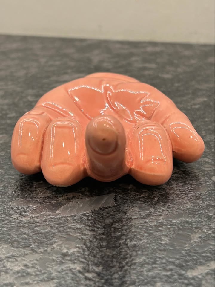 RARE 1960S GLAD HAND MIDDLE FINGER ASHTRAY - photo 3
