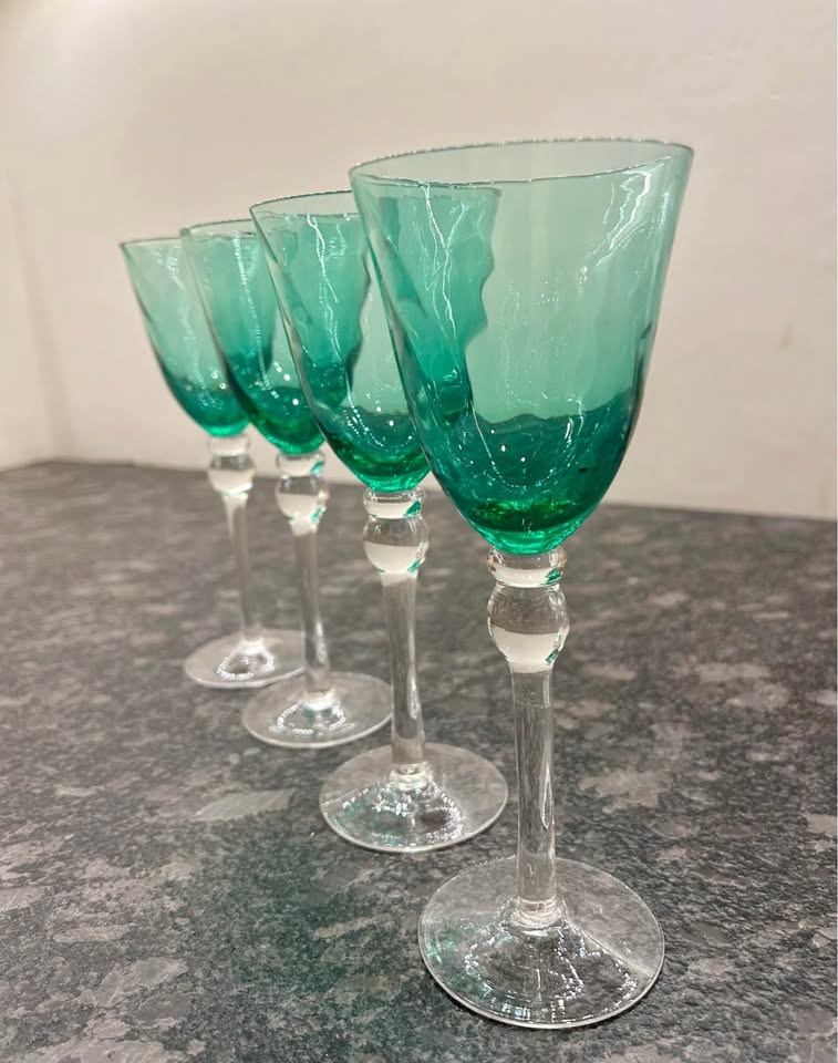 Set of four vintage emerald green wine glasses - photo 2