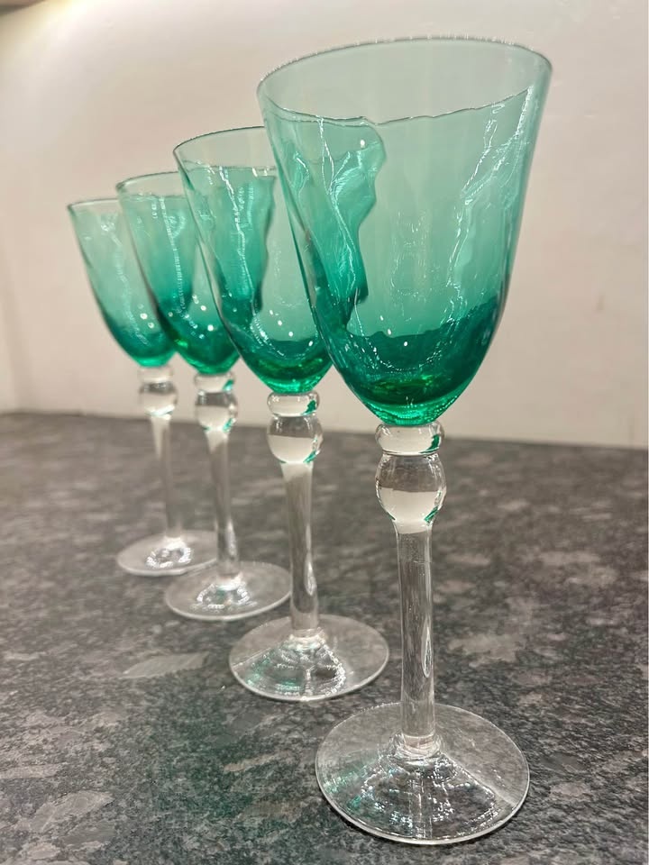 Set of four vintage emerald green wine glasses - photo 3