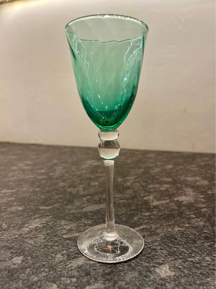 Set of four vintage emerald green wine glasses - photo 4