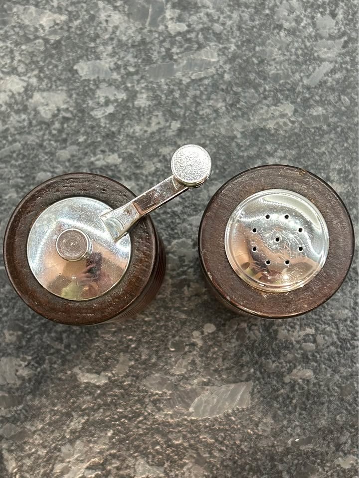 Vintage 1980’s salt shaker and pepper mill by Leeds - photo 5