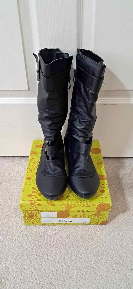 Women Black Boots Size 7.5