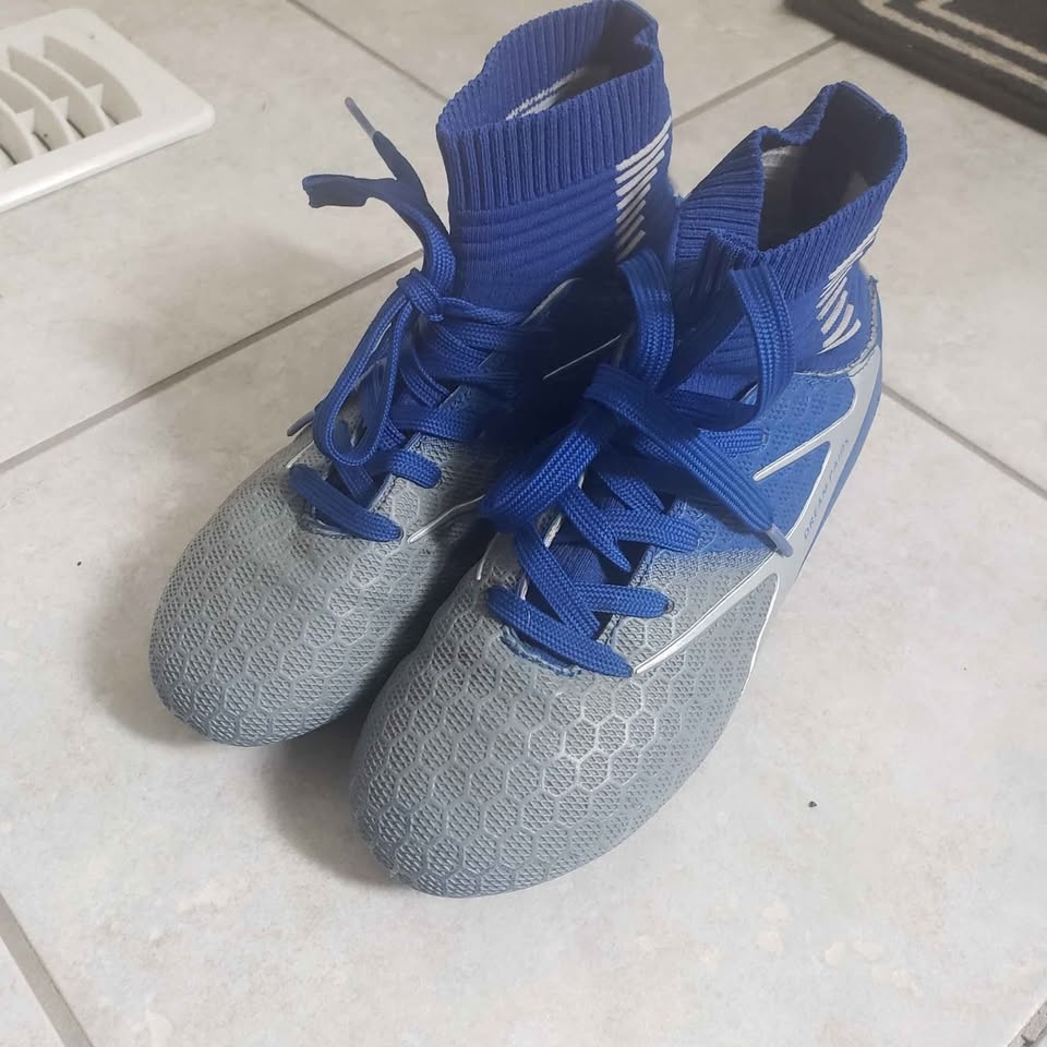 Soccer Shoes/ Cleats Size 2Y - photo 2