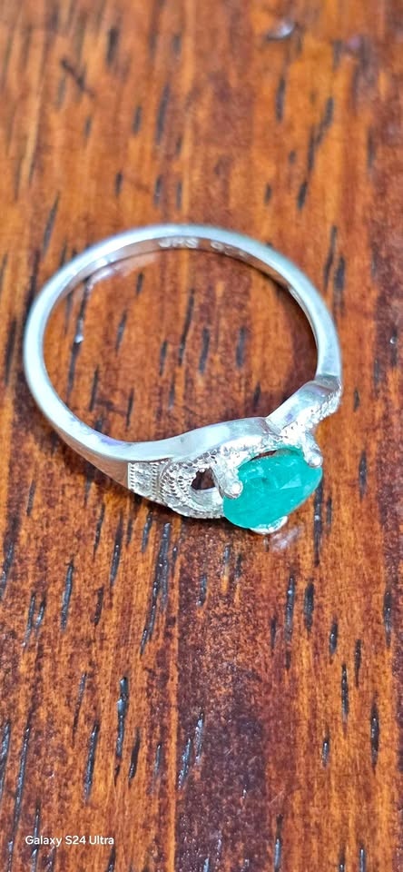 Anillo de plata 925 con esmeralda