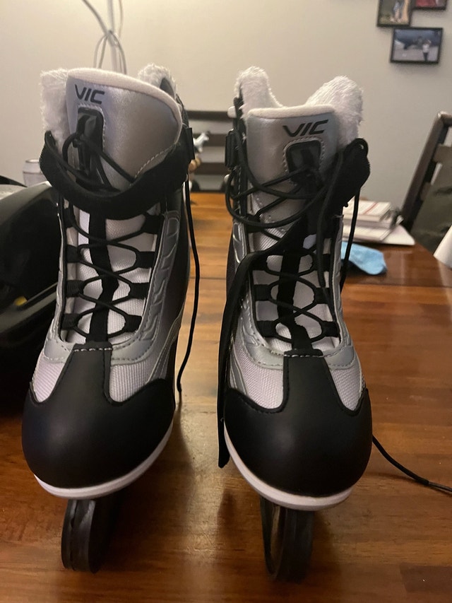 VIC Ice Skates (US7) + Helmet (S) + Bag - photo 2
