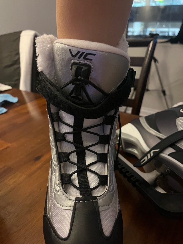 VIC Ice Skates (US7) + Helmet (S) + Bag - photo 3