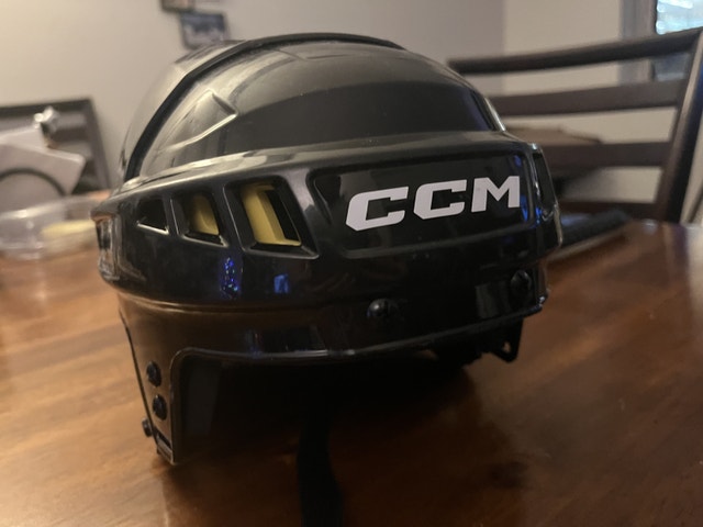VIC Ice Skates (US7) + Helmet (S) + Bag - photo 4