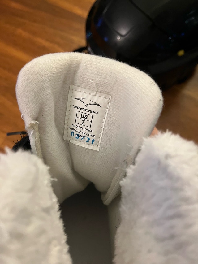 VIC Ice Skates (US7) + Helmet (S) + Bag - photo 5