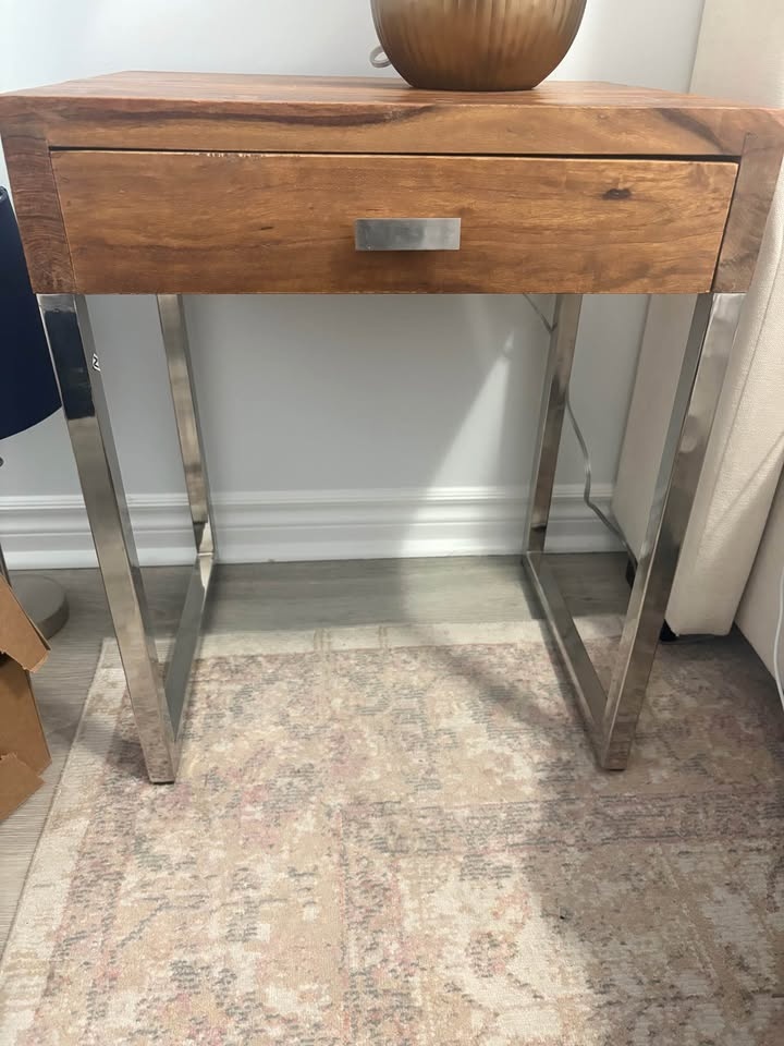 2 beautiful wood nightstands - photo 2