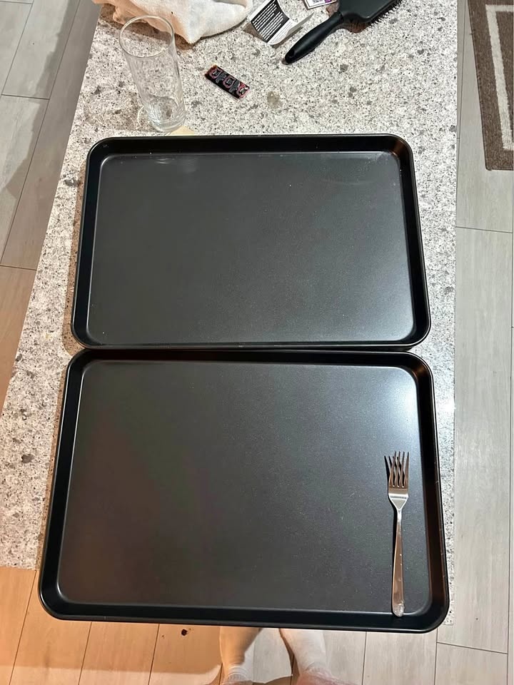 2 brand new, non-stick baking trays