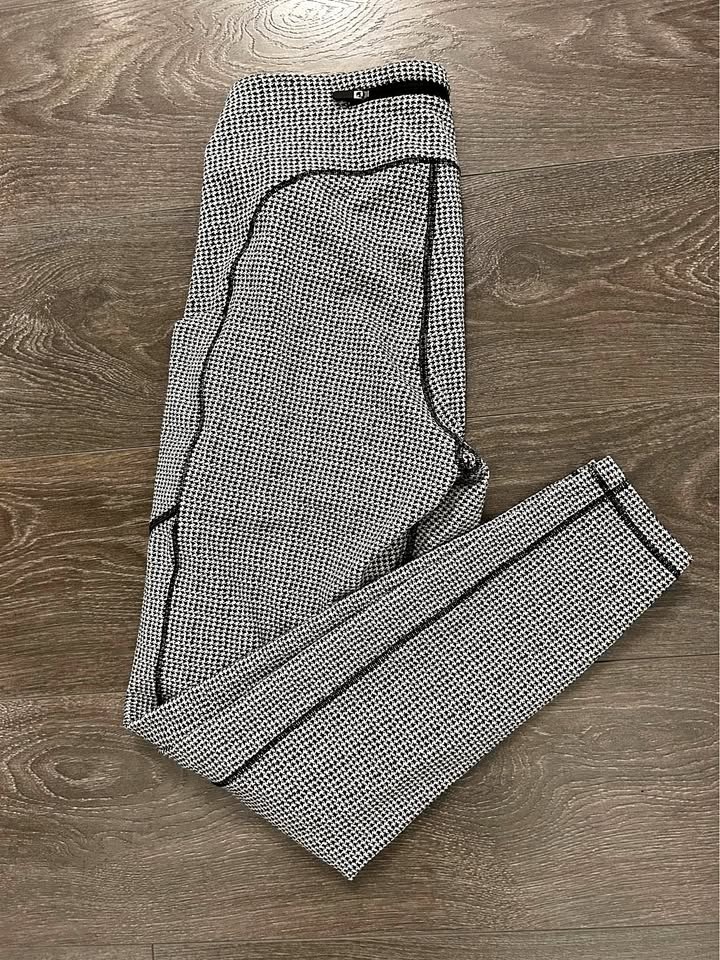 Lulu🍋Pants With side pockets Size 10