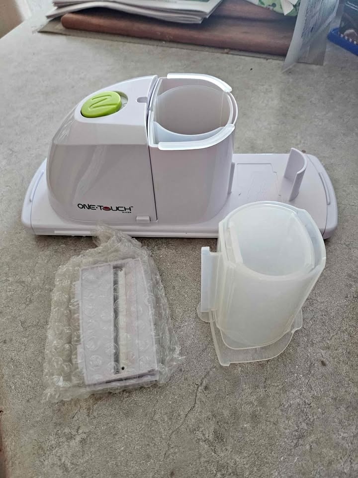 Compact automatic vegetable slicer
