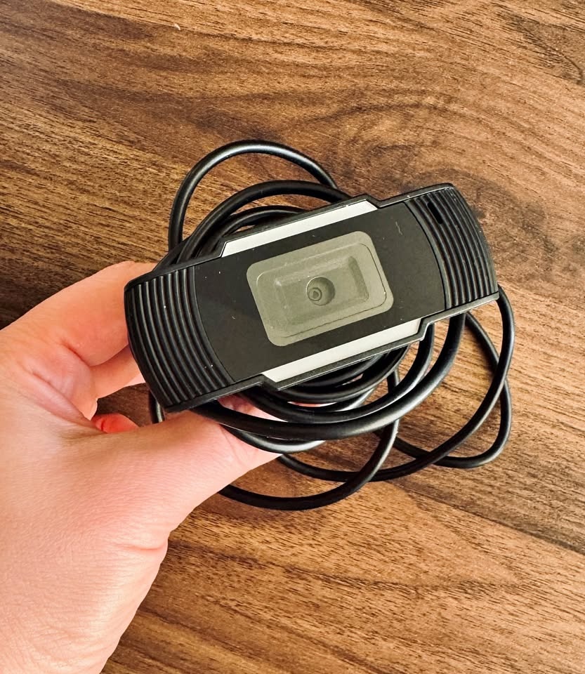 This HD webcam in 720p and features a built-in microphone