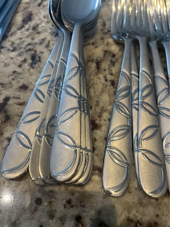 32 piece, flatware set. - photo 2