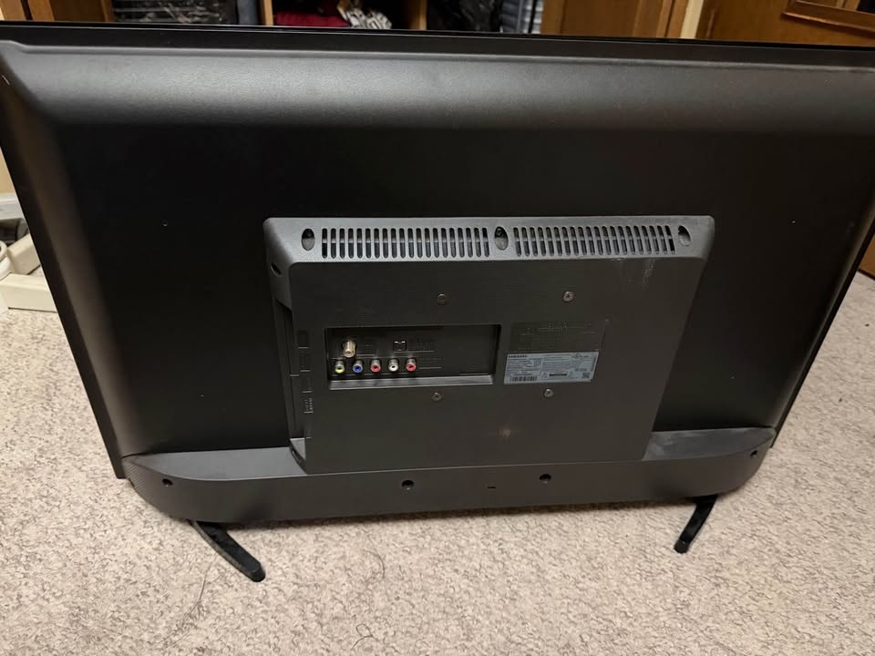 Samsung 32" Smart TV – Excellent Condition - photo 2