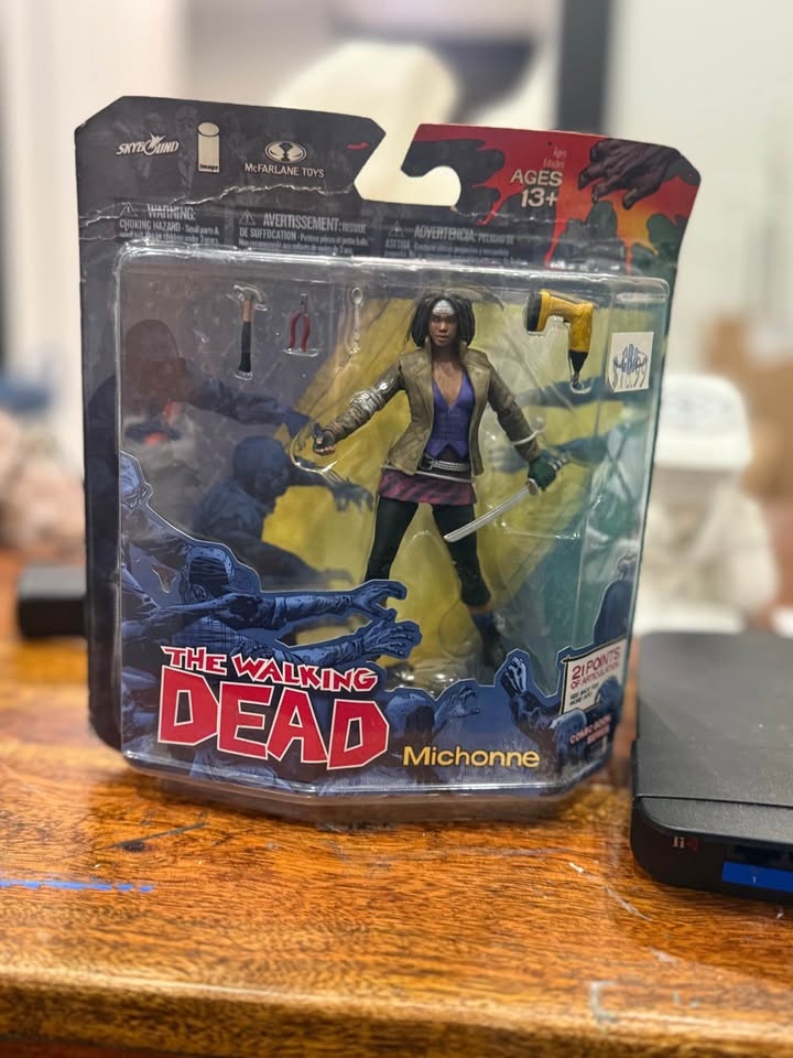 The Walking Dead Comic Series 1 Michonne Action Figure - photo 3