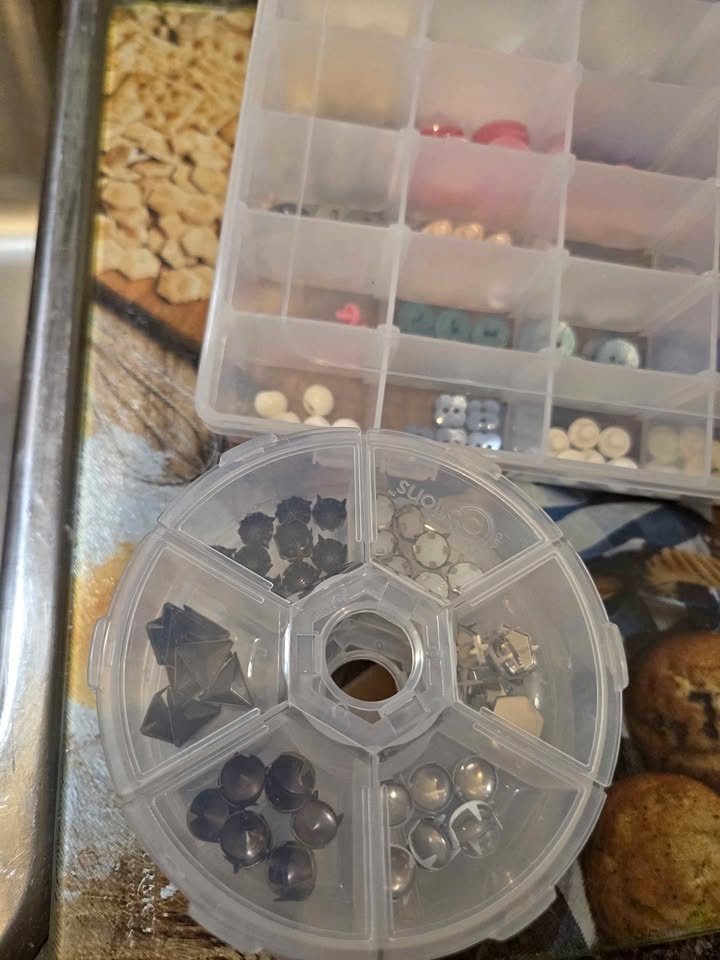 6 trays of assorted buttons