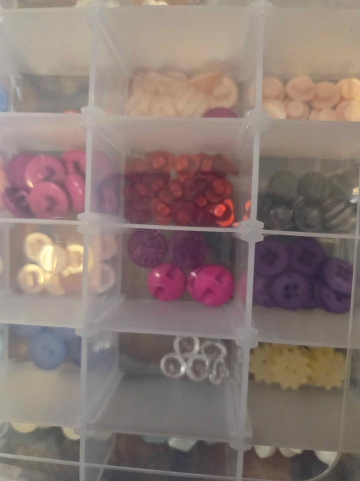 6 trays of assorted buttons - photo 2