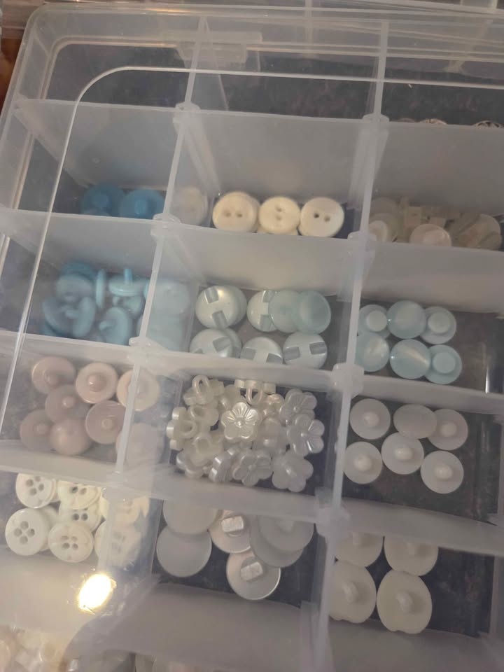 6 trays of assorted buttons - photo 3