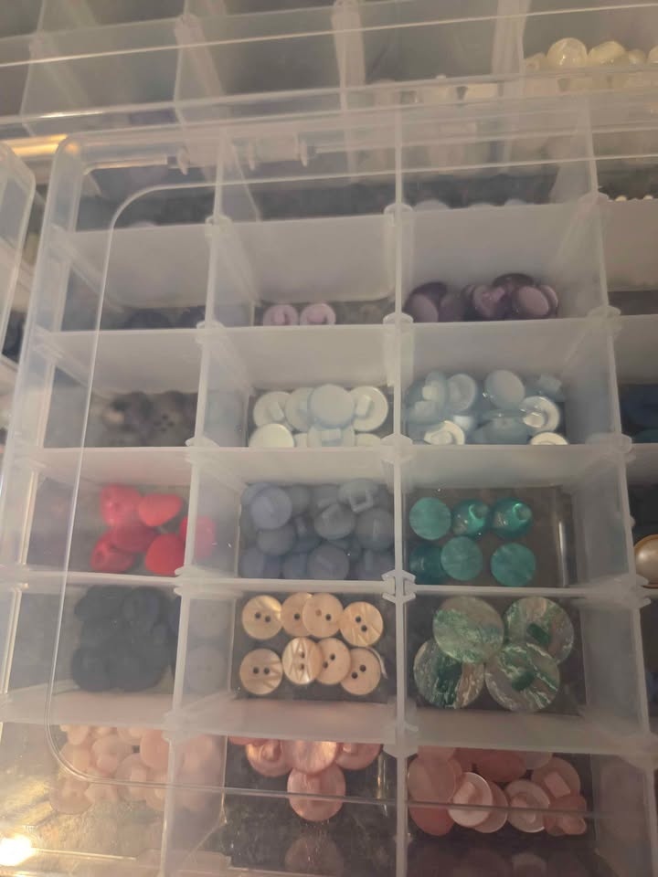 6 trays of assorted buttons - photo 4