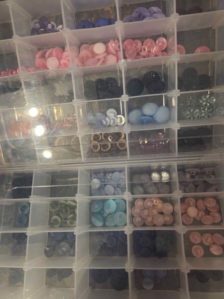 6 trays of assorted buttons - photo 5