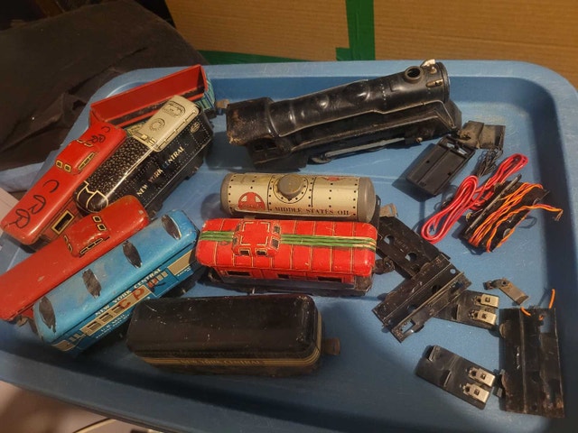 Vintage Louis Marx Tin Train Set - photo 2