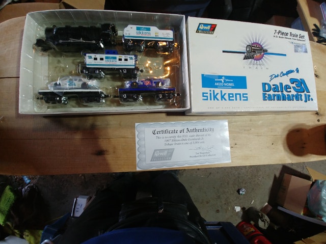 New Dale Earnhardt Jr Express Die cast Collector H.O. Train set - photo 2