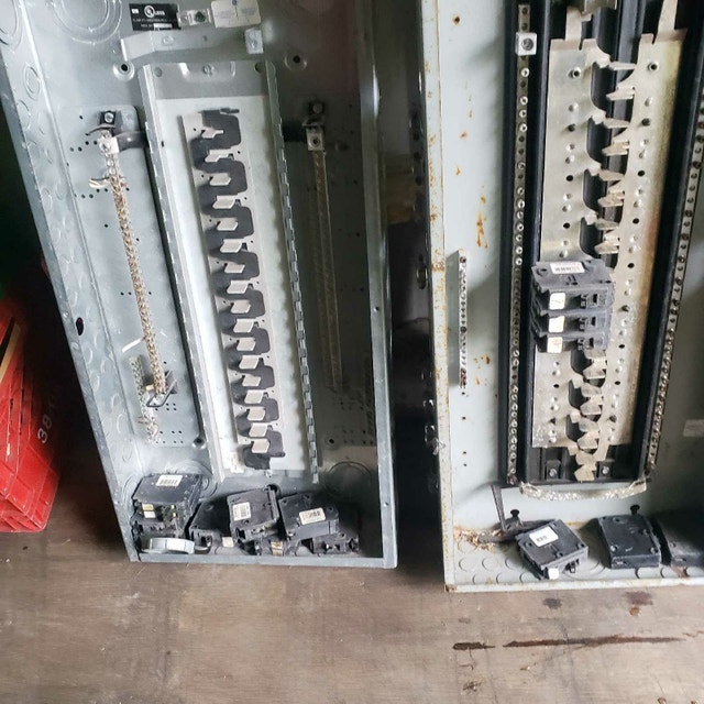 LOT ELECTRIC MIX PANEL BREAKER BOX BREAKERS 200 amp - photo 2