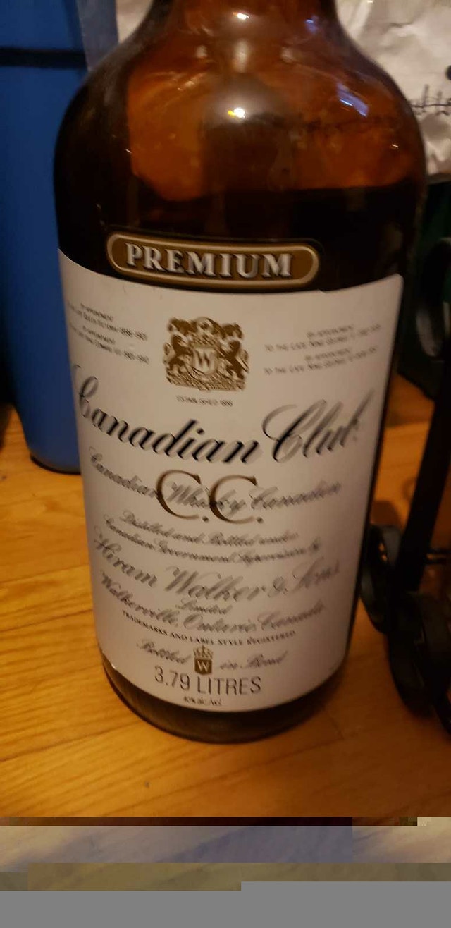 SEAGRAM'S V. O. CANADIAN WHISKY BOTTLE 1970 WITH TILT - photo 3