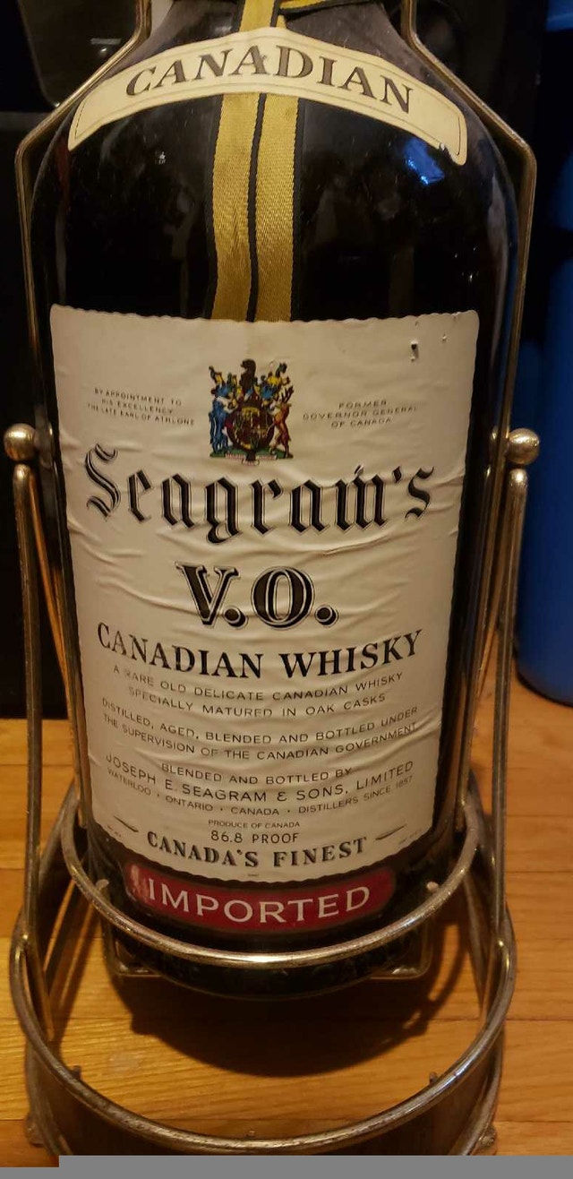 SEAGRAM'S V. O. CANADIAN WHISKY BOTTLE 1970 WITH TILT - photo 4
