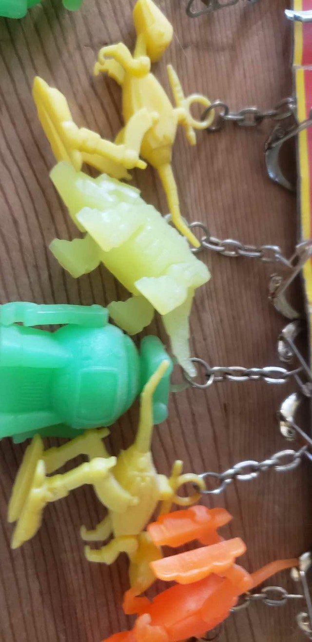 Vintage Dayglow DINOSAURE Keychain Hong Kong Display - photo 2