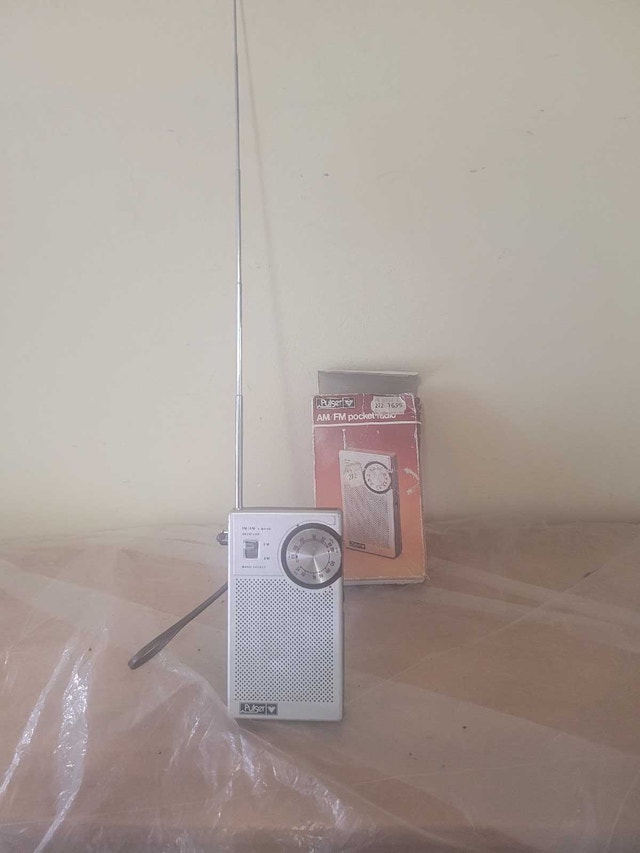 PULSER VINTAGE POCKET AM FM BATTERY OPERATED RADIO