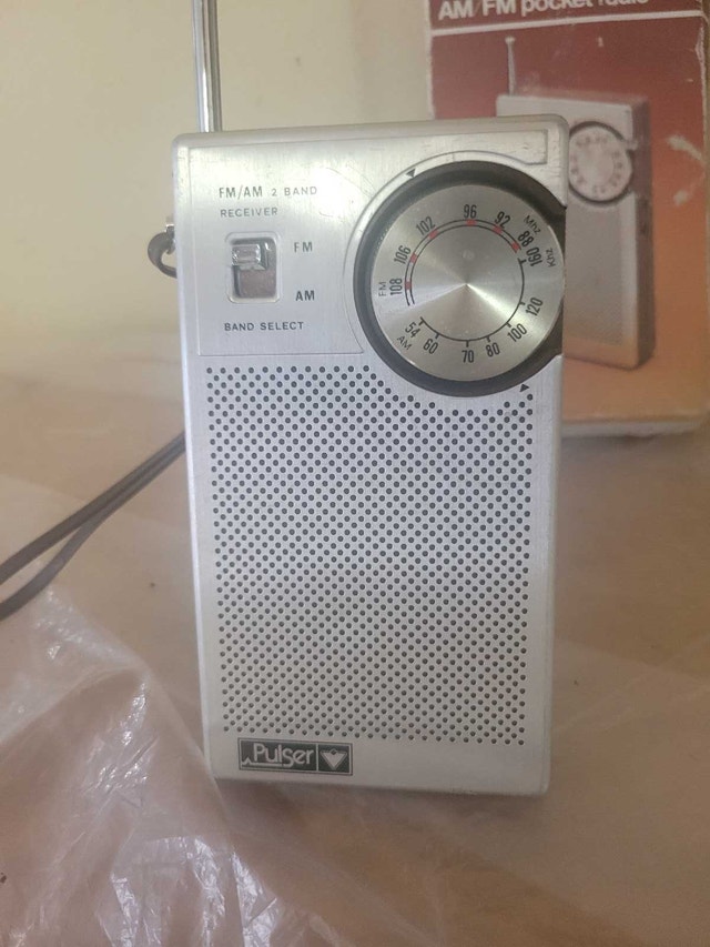 PULSER VINTAGE POCKET AM FM BATTERY OPERATED RADIO - photo 2