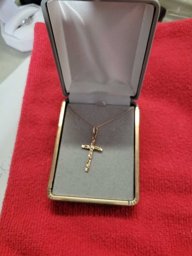 18 inches 14 kt Gold chain 10 kt Gold ✝️ Cross