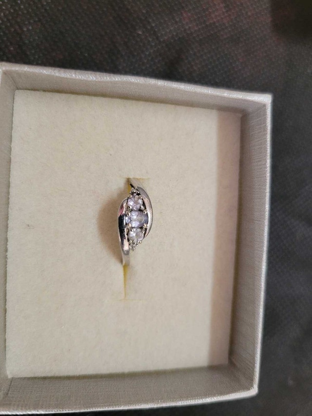 10 kt white Gold Violet Zirconia Ring SIZE 7