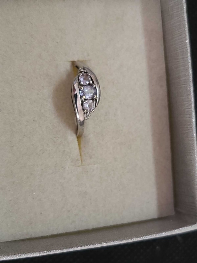 10 kt white Gold Violet Zirconia Ring SIZE 7 - photo 2