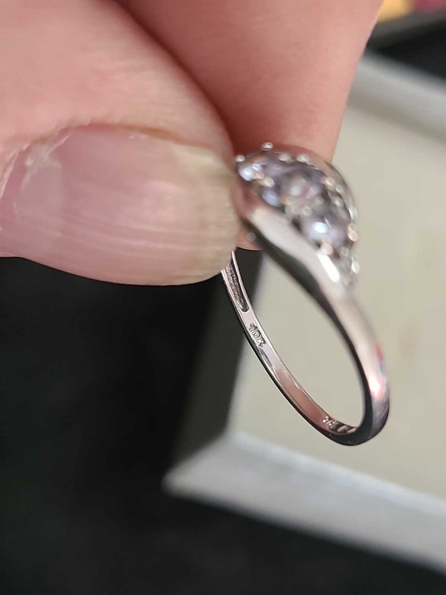 10 kt white Gold Violet Zirconia Ring SIZE 7 - photo 4