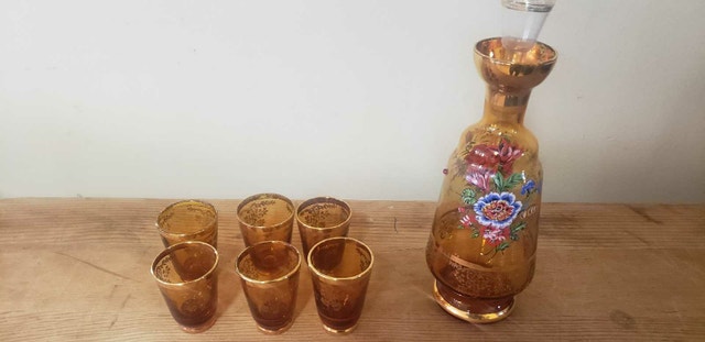 This vintage Venetian-style decanter s