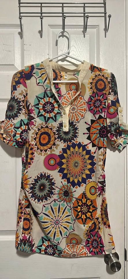 Short-sleeve button-up blouse with a multi-color geometric/kalei