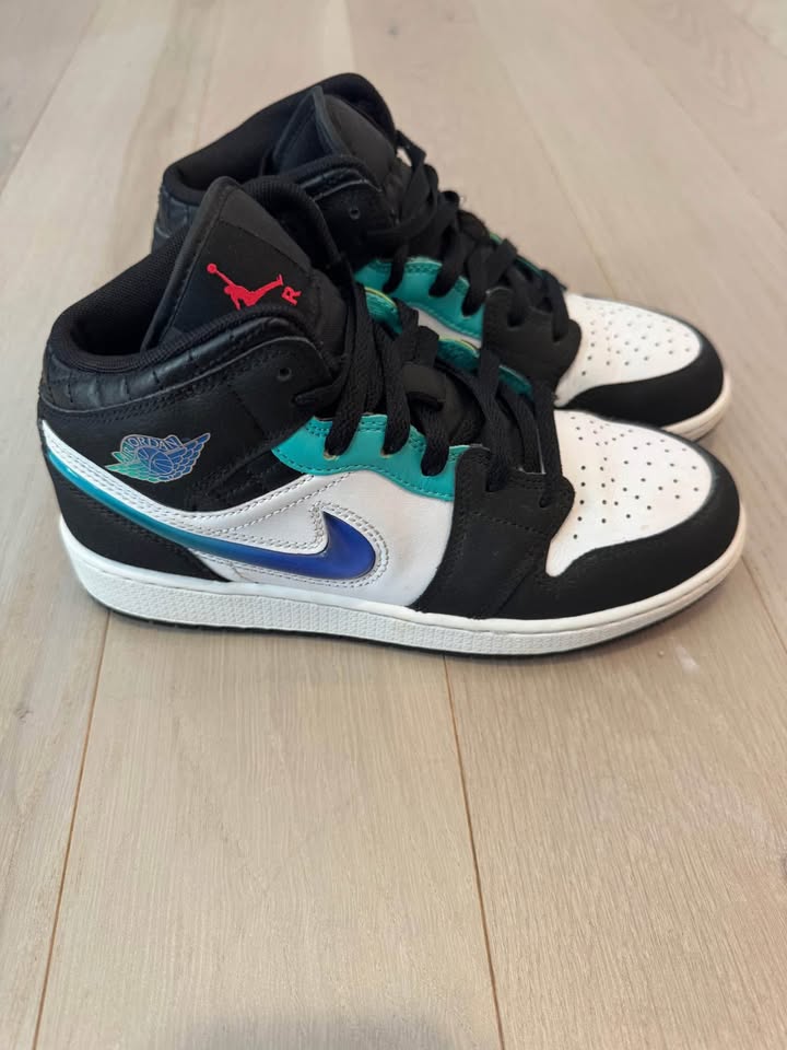Kids Air Jordan 1 Mid – Size 5.5Y - photo 2
