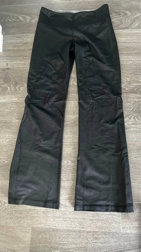 Lulu 🍋flare pants size 8 Inseam 31