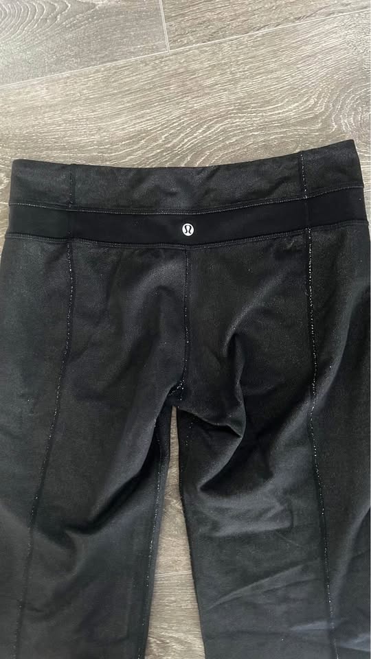 Lulu 🍋flare pants size 8 Inseam 31 - photo 2