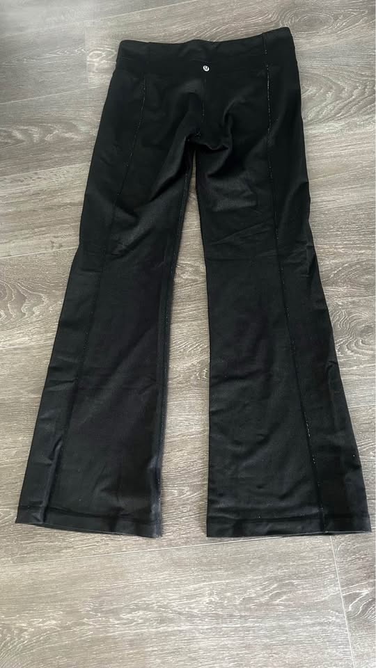 Lulu 🍋flare pants size 8 Inseam 31 - photo 3