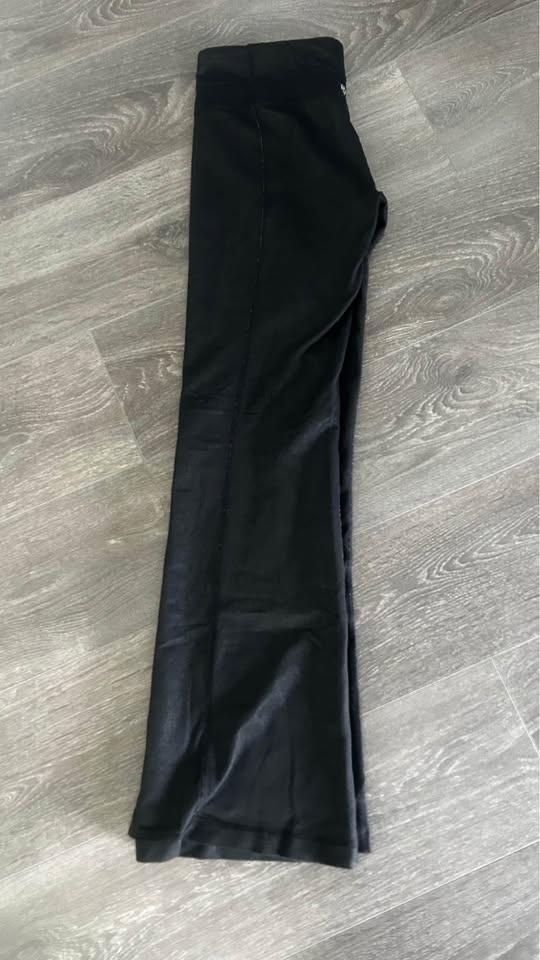 Lulu 🍋flare pants size 8 Inseam 31 - photo 4