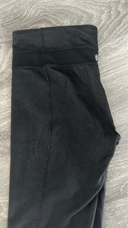 Lulu 🍋flare pants size 8 Inseam 31 - photo 5