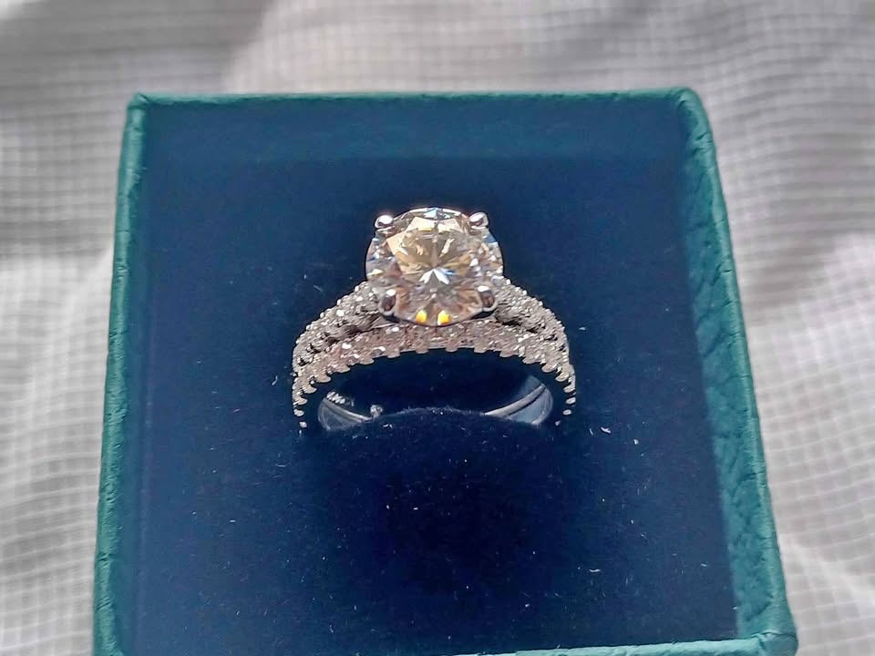 Beautiful brand new 5.28 CT .925 Silver double ring