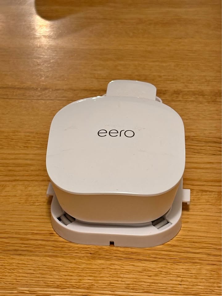 eero Mesh Wi-Fi System (2nd Gen) with socket organizer