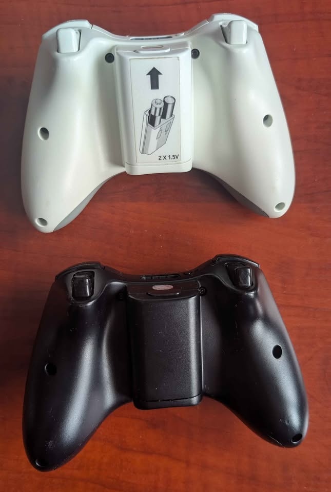 Original Microsoft Xbox 360 Controllers - White and Black - photo 2